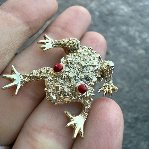 Gold Tone With Red Eyes Frog Brooch Amphibian Pin Golden Frog Toad - Picture 2 of 4